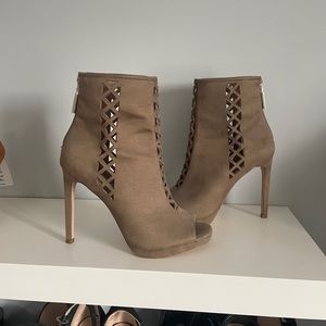 BCBGeneration Womens Booties Shoes Heels Beige Delaney Size US 8.5